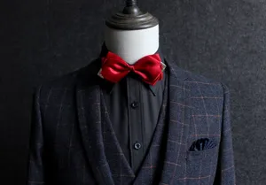 Farfallina in raso rosso con angoli metallici per camicia da abito uomo dettaglio