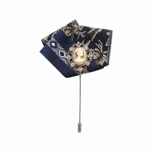 Broche en tissu vintage avec details de cameo, accessoire de col de costume elegant pour homme.