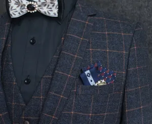 Detail de costume pour homme avec noeud papillon elegant, broche et pochette imprimee.