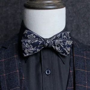 Farfallino uomo blu scuro con motivo floreale jacquard per abito formale ed elegante.