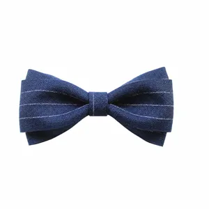 Farfallina a righe blu scuro per abito uomo, design artigianale multistrato elegante.