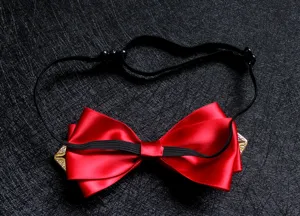Dettaglio farfalla raso rosso, cinturino elastico nero regolabile, accessorio formale elegante.