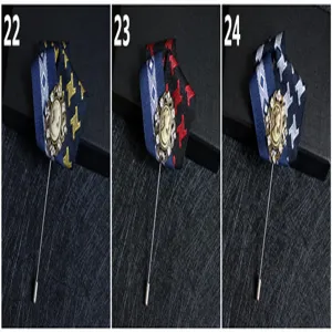 Broche pour costume homme avec ruban camée strass détail accessoire de col de revers