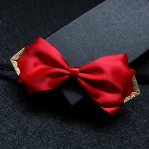 Papillon Rosso in Raso per Uomo con Angoli Metallici Dorati per Elegante Abito da Sposo