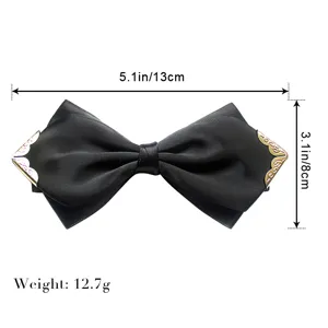 Farfallino da uomo nero per abito con elegante decorazione in metallo, accessorio formale.