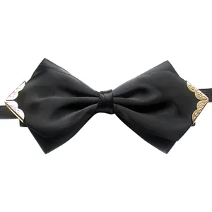 Cravatta a farfalla nera formale da uomo con eleganti dettagli angolari in metallo.