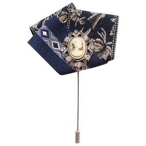 Broche vintage pour homme épingle tissu bleu camée cristal accessoire de mode cadeau.