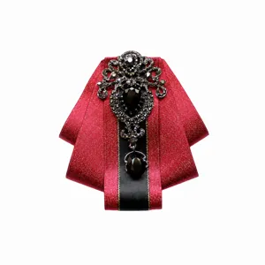 Dettaglio cravattino strass, nastro rosso nero con gemma cristallo goccia.