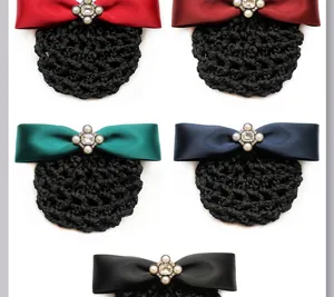 Dettaglio dell'elegante retina per capelli professionale con fiocco in satin e strass.