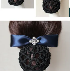 Vista dettaglio retina per capelli con fiocco in raso e clip con perle e strass eleganti.