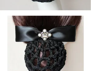 Dettaglio retina per capelli in raso nero con strass e perle per abbigliamento professionale.