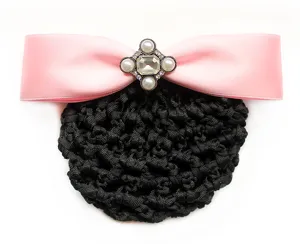 Dettaglio della retina per capelli nera con fiocco rosa e decorazione di perle di cristallo.