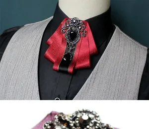 Elegante spilla con cravattino a farfalla in strass per uomo, perfetta per eventi formali.
