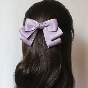 Elegante lavendelfarbene Stoff-Haarschleife für Damen, stilvolles Haaraccessoire für den Alltag.