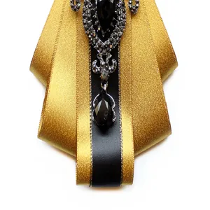 Primo piano dettagliato del fiocco nero e oro decorato con strass e cristalli scintillanti.