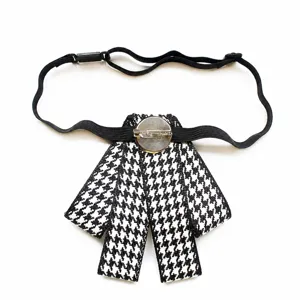 Farfallino pied-de-poule bianco e nero con cinturino regolabile e spilla per le donne.