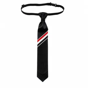 Retro schwarze Krawatte mit auffälligem rot-weiß-blauen Streifendesign und verstellbarem Band.