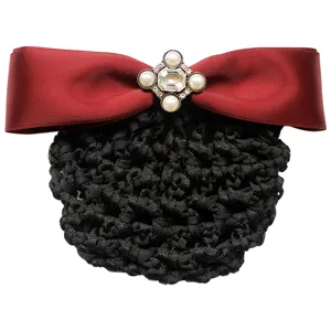 Elegante retina per capelli con fiocco rosso e perla per acconciature professionali.
