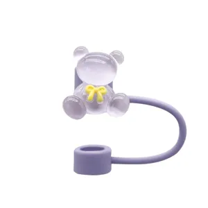 Detailansicht der süßen lilanen Bär Silikon Strohhalm Staubschutzkappe für 9.5mm Gläser.
