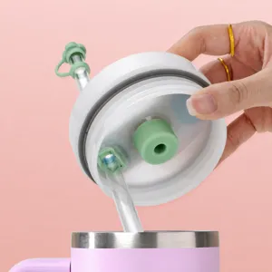 Set di copertura in silicone alimentare e pratico tappo antiribaltamento per bicchieri.