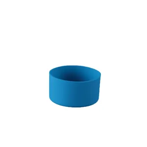 Gros plan detail botte tasse silicone bleue, affichage accessoire protection anti-derapant.