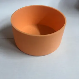 Détail de manchon en silicone orange, base de protection antidérapante pour gobelet.