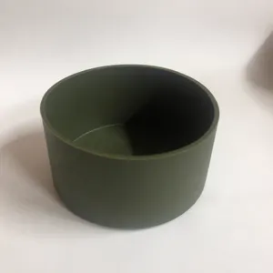 Vue détaillée de la botte de tasse en silicone vert militaire base de protection antidérapante.