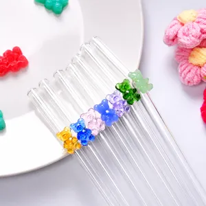 Leuke glazen rietjes met kleurrijke beren, perfect voor sapjes en zomerse drankjes.