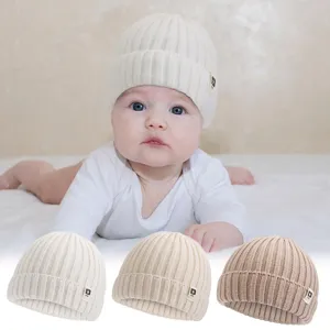 Vista detallada del gorro de punto acanalado para niños, gorro de invierno cálido para bebé.
