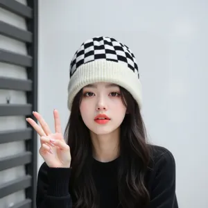 Bonnet en tricot à motif damier noir et blanc pour femme hiver chaud doux et stylisé