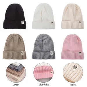 Primer plano de los detalles del gorro de punto para niños, tela acanalada y elasticidad.