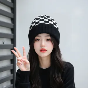 Bonnet en tricot à damier noir et blanc pour femme, chapeau chaud et tendance d'hiver.