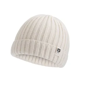 Primer plano detalle gorro de punto, diseño de textura acanalada, tocado cálido de invierno.