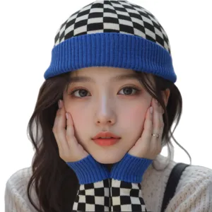 Ensemble bonnet en tricot a carreaux noir et blanc et gants pour femmes, mode hivernale.