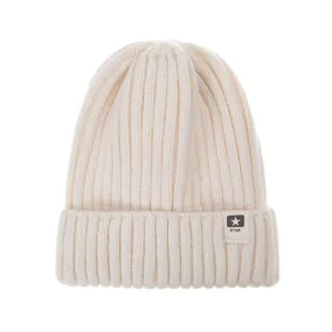 Gorro de punto acanalado cálido en blanco crema, gorro de invierno acogedor con etiqueta de estrella.