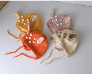 Detailaufnahme der süßen Baby Strickmütze im Hirschdesign mit 3D Ohren und Punkten, weich.