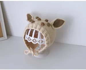 Bequeme Babymütze Strickmütze mit Ohrenklappen in Beige, süßer Kleinkind-Herbsthut.