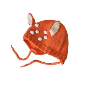 Süße Baby Strickmütze mit niedlichen Rehohren und Ohrklappen für den Herbst und Winter.