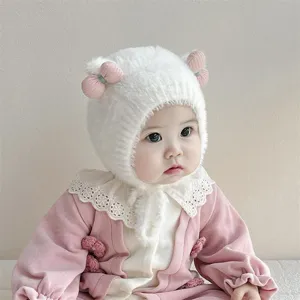 Gedetailleerde opname van schattige baby pluche winter warme winddichte muts met mooie strik.