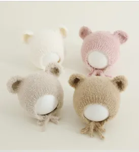 Gezellige pluche baby wintermuts met schattige berenoren en bandjes voor warme dagen.
