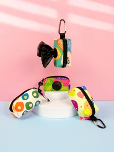 Tragbarer bunter Hundekotbeutel Spender mit Blumenmuster und stabilem Karabiner.
