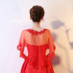Vue détail dos cape de mariée en dentelle transparente rouge, belle broderie florale.