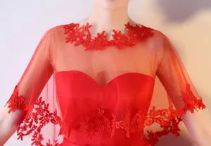 Cape de mariée en résille et dentelle rouge, accessoire élégant pour robe de mariée.