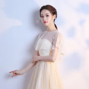Dettagli mantellina in pizzo floreale trasparente, vista scialle sposa leggero, accessorio elegante