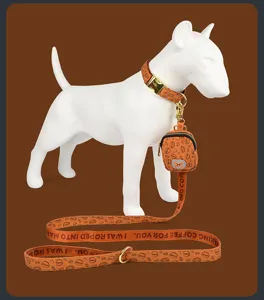 Bruine koffieboon print huisdier hond riem halsband set met kleine etui detail weergave.