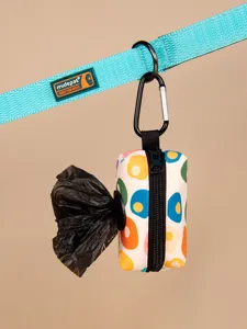 Nahaufnahme Detail des bunten Hunde Kotbeutel Spenders haengend an blauem Gurt mit Haken.