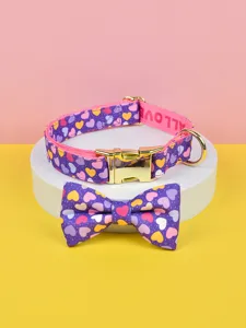 Süßes Haustier Halsband und Schleife Set mit buntem Herzchen Druck und goldener Schnalle.