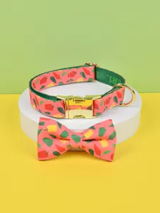 Nahaufnahme Detail von schickem Hunde Halsband und Fliege Set mit Paprika Muster und Gold.