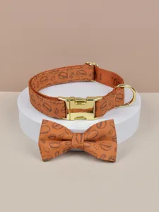Nahaufnahme des braunen Kaffeebohnen-Hundealsbandes mit goldener Metallschnalle und Schleife.