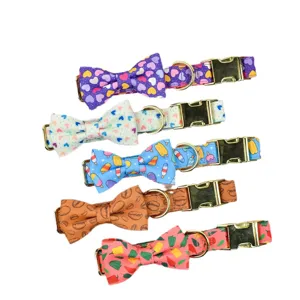 Süsses Haustier Katzen Hunde Halsband Set mit Schleife, Metallschleifen und bunten Mustern.